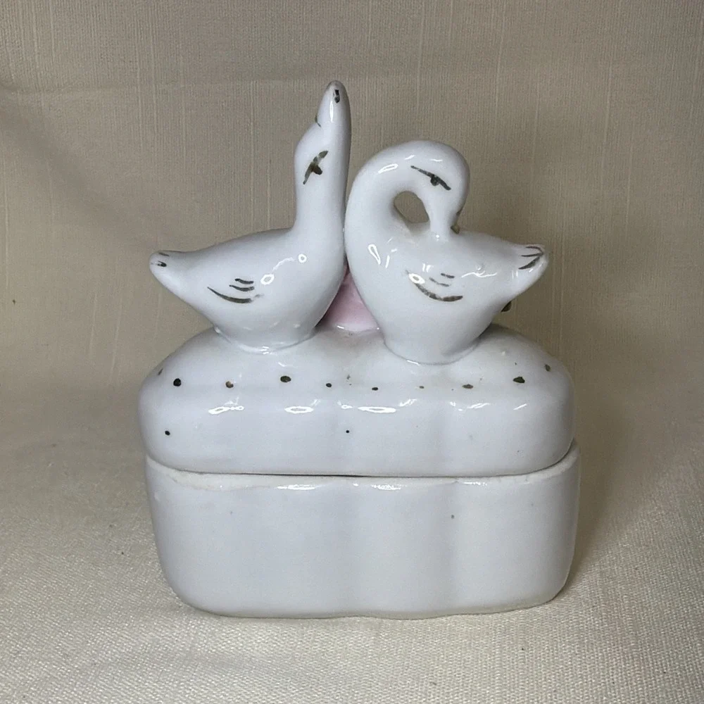 Vintage Trinket Box White Swan‎ Couple Gold Trim Pink Rose Heart Shaped Base